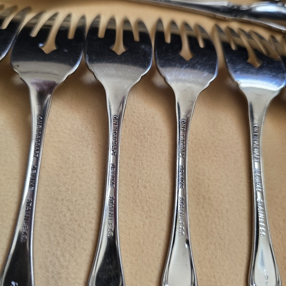 Oneida CHATEAU Salad Forks Dinner Forks Glossy Stainless Flatware set of 11 - Picture 4 of 4